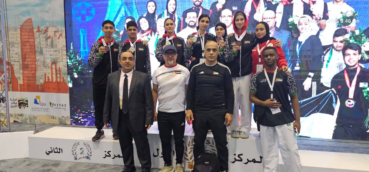 الشحي  مع لاعبي المنتخب وجهازه الفني