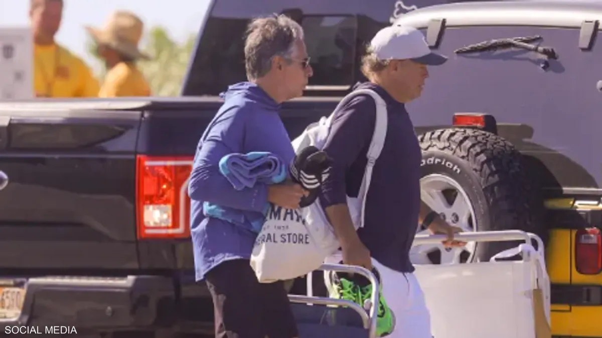 بلينكن أثناء مغادرته للشاطئ