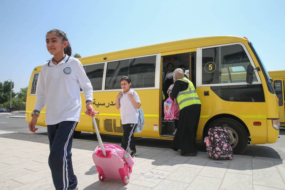 جهود كبيرة على عاتق مشرفات الحافلات (تصوير: محمد السماني) 