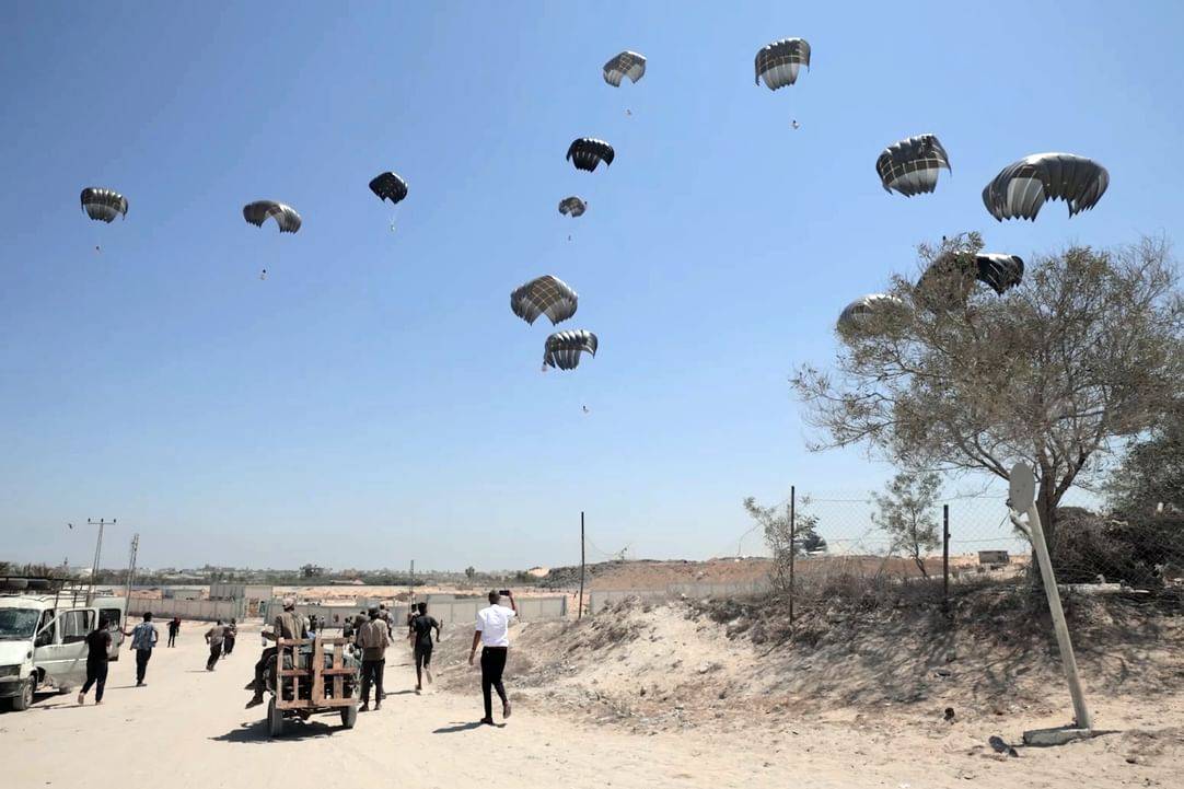 «طيور الخير» الإماراتية تُنفذ الإنزال الجوي رقم 80 للمساعدات لدعم غزة