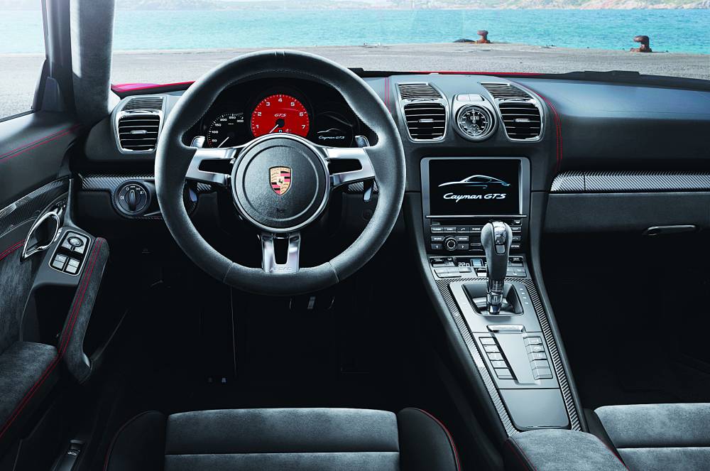 السيارة من الداخل