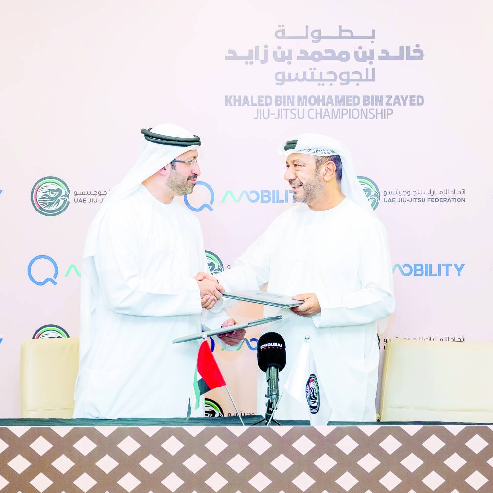 محمد الظاهري ومحمد كرمستجي بعد توقيع الاتفاقية