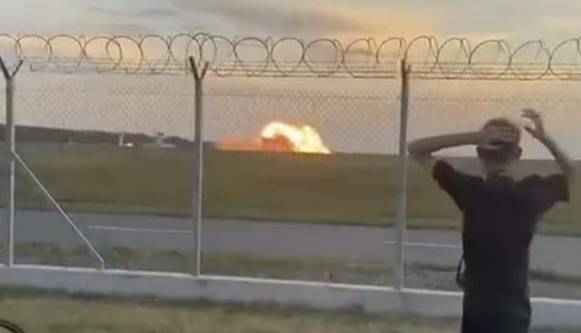 بعد مناورة حادة.. تحطم مروع لمقاتلة بولندية ومصرع قائدها (فيديو)