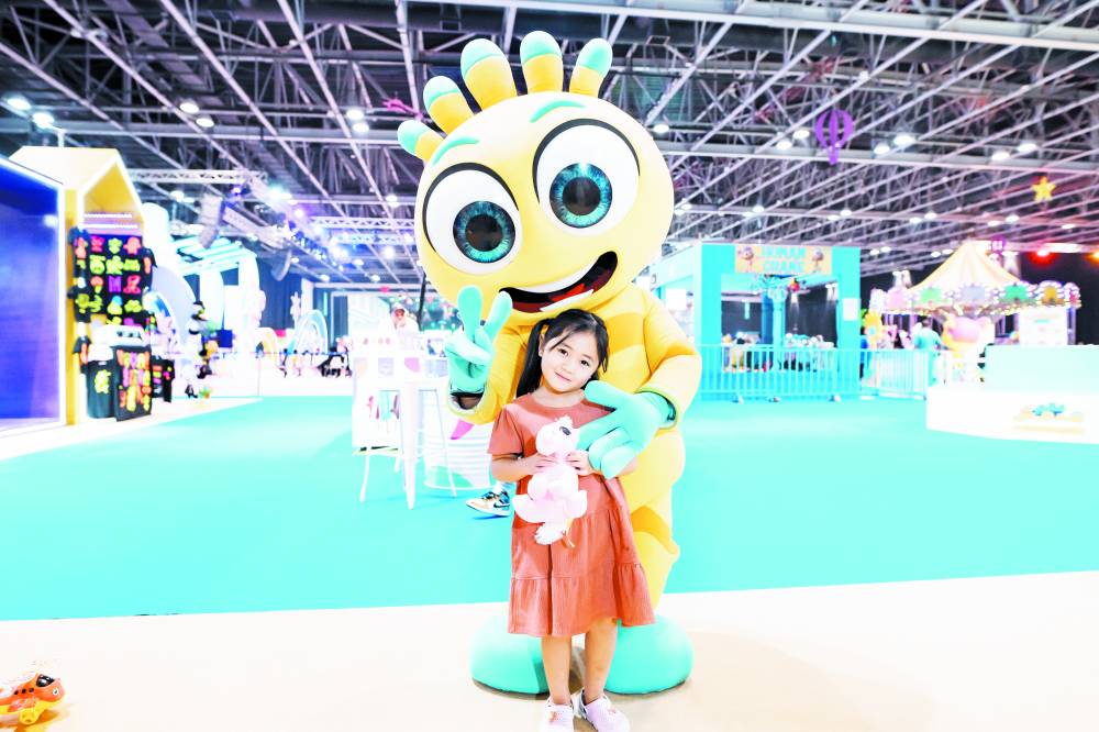 جولة أخيرة لـ«مدهش ودانة» قبل اختتام «مفاجآت صيف دبي»