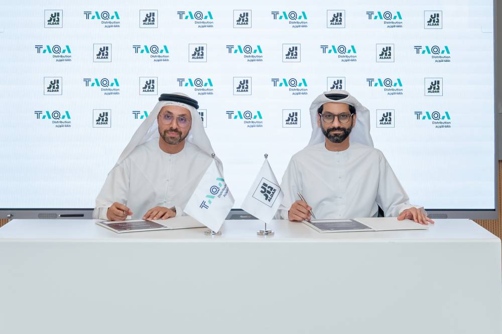 عمر الهاشمي وعادل البريكي خلال توقيع الاتفاقية