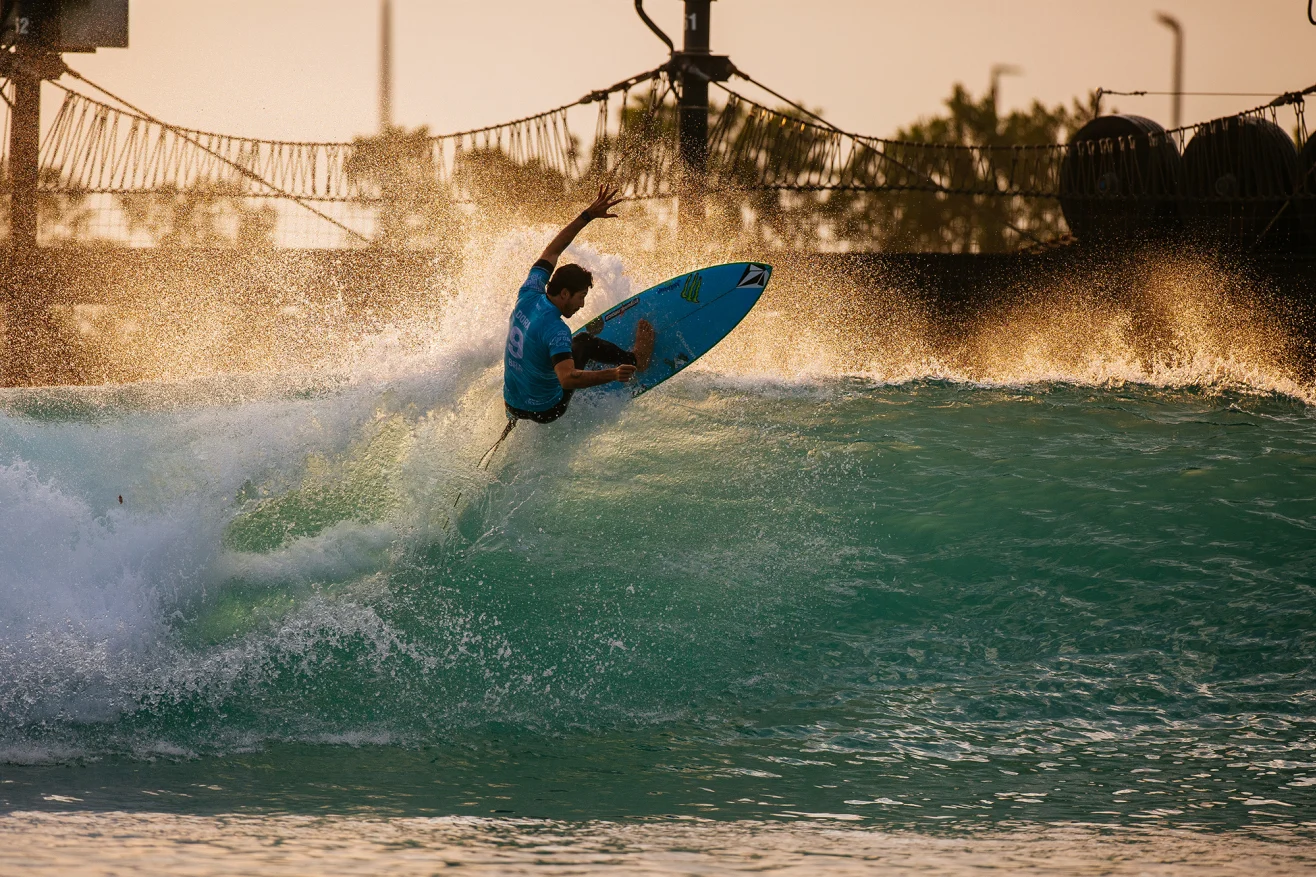 رياضة ركوب الموج تستهوي محبيها في «سيرف أبوظبي»