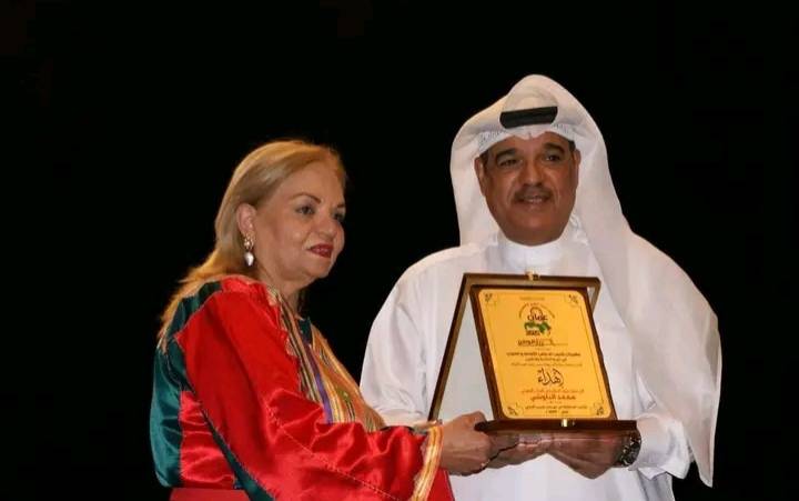 محمد البلوشي يتسلم درعاً تكريمية