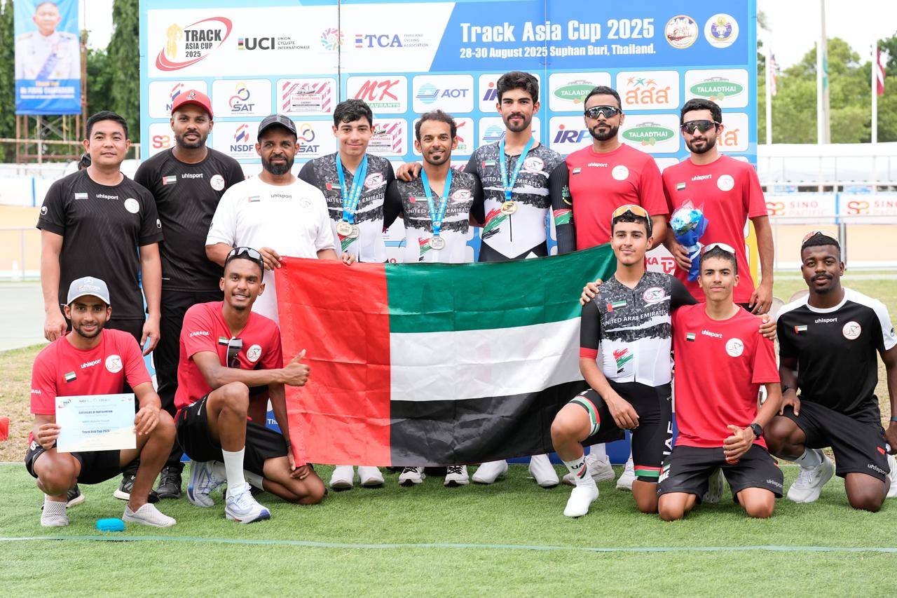 أبطال الإمارات بعد تتويجهم