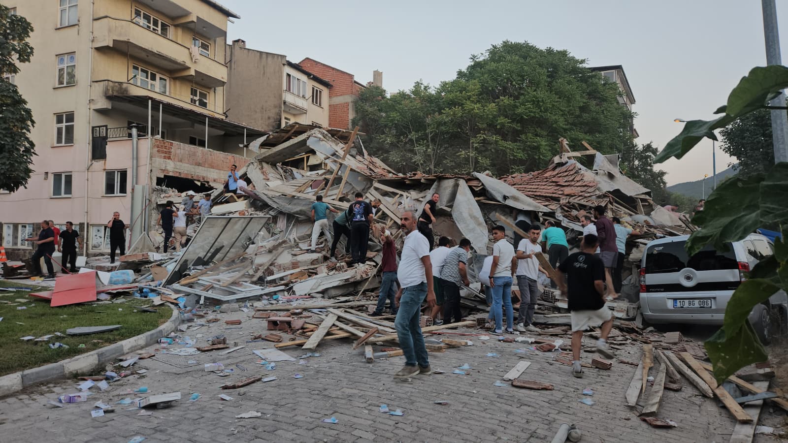 زلزال بقوة 6,1 درجة يضرب غرب تركيا.. ويخلف انهيار مبان (فيديو)