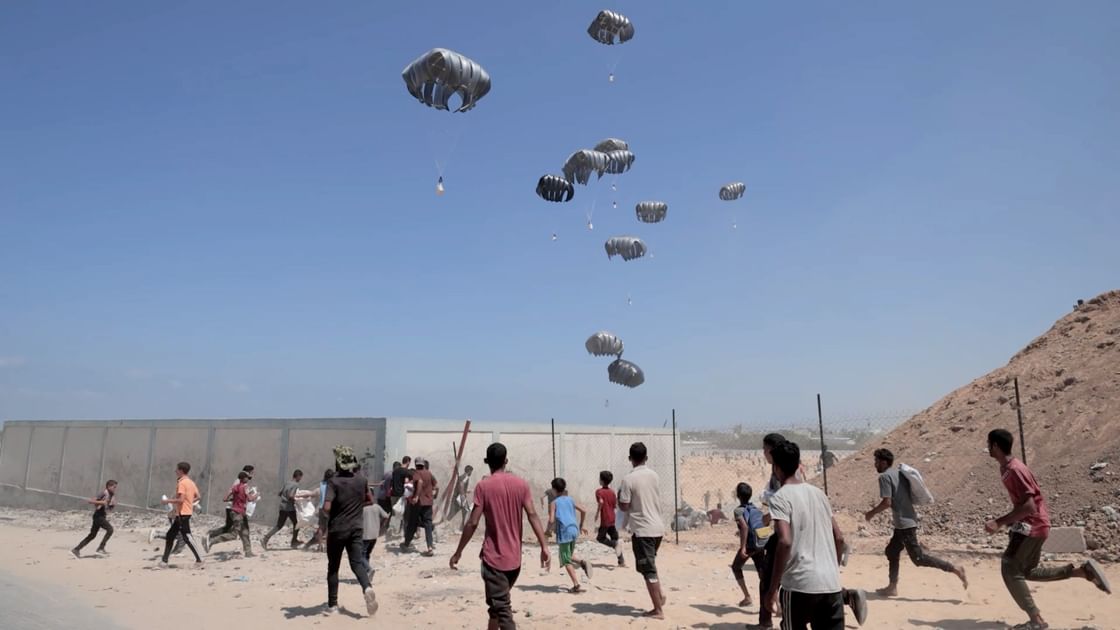 الإمارات تُنفذ الإنزال الجوي الـ78 للمساعدات فوق غزة