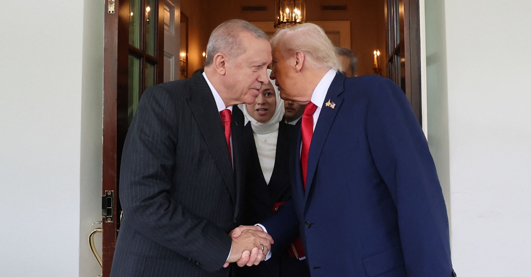 ترامب يهمس في أذن إردوغان قبيل مغادرته البيت الأبيض