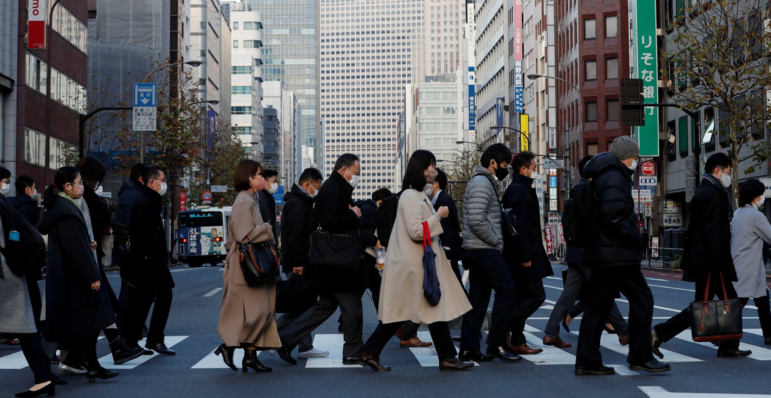 مارة في أحد شوارع طوكيو