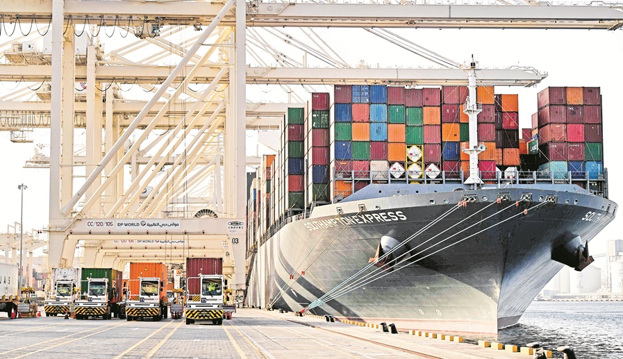 سفينة حاويات ترسو في ميناء جبل علي في دبي (أرشيفية)