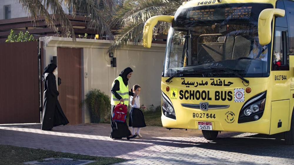 الحافلة المدرسية.. الخيار الأكثر أماناً يرهق ميزانية الأسرة