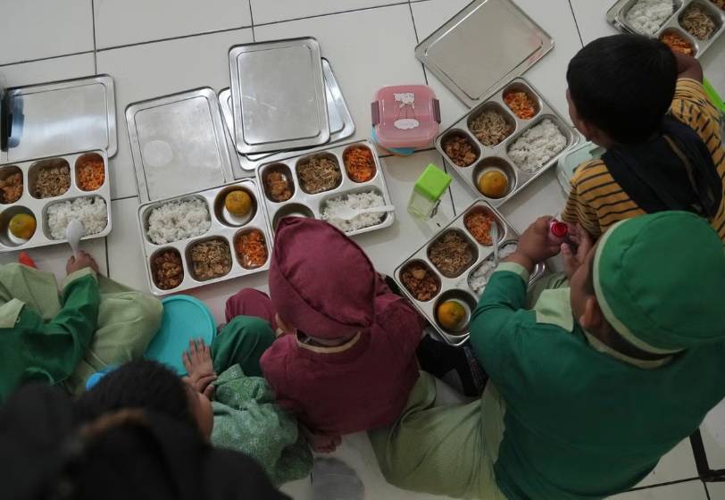 وجبات مدرسية مجانية تسمم 400 تلميذ في إندونيسيا