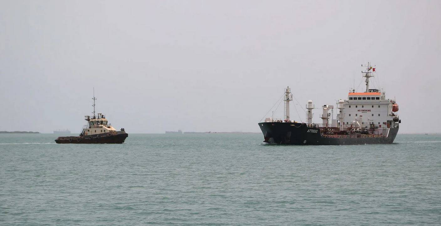 سقوط مقذوف قرب سفينة قبالة ميناء الحديدة اليمني