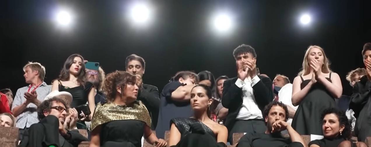 الجمهور يواصل التصفيق الحار