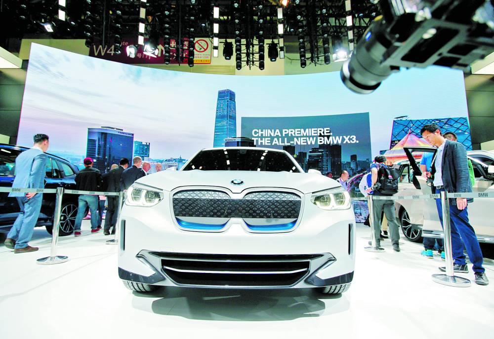سيارة BMW iX3 الكهربائية بمعرض للسيارات في الصين (رويترز)