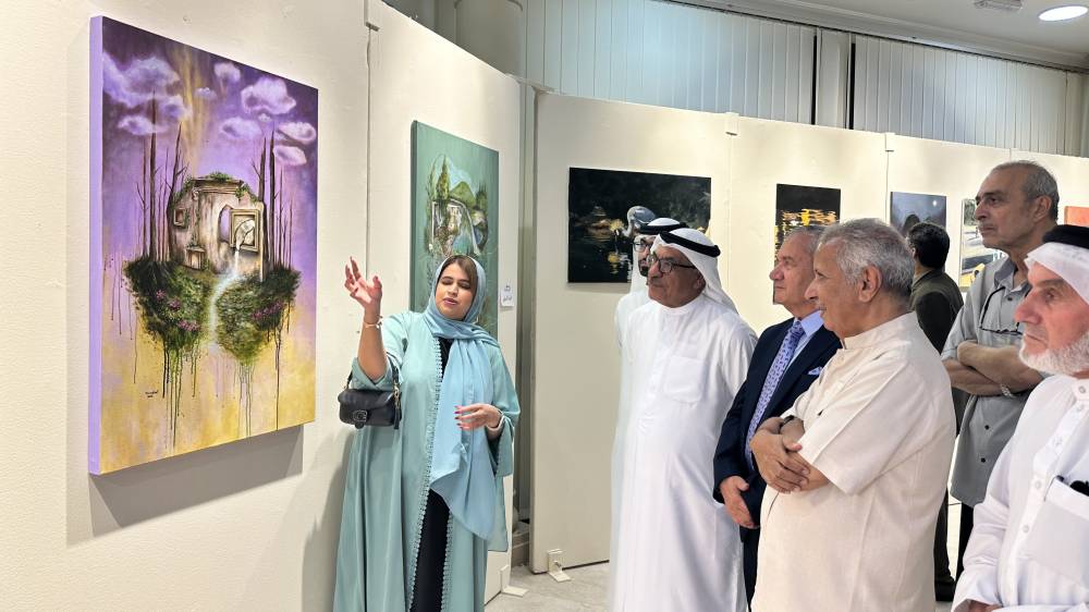 د. عمر عبد العزيز خلال جولة في المعرض