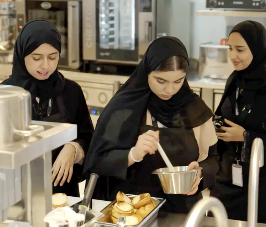 طالبات خلال الدورة