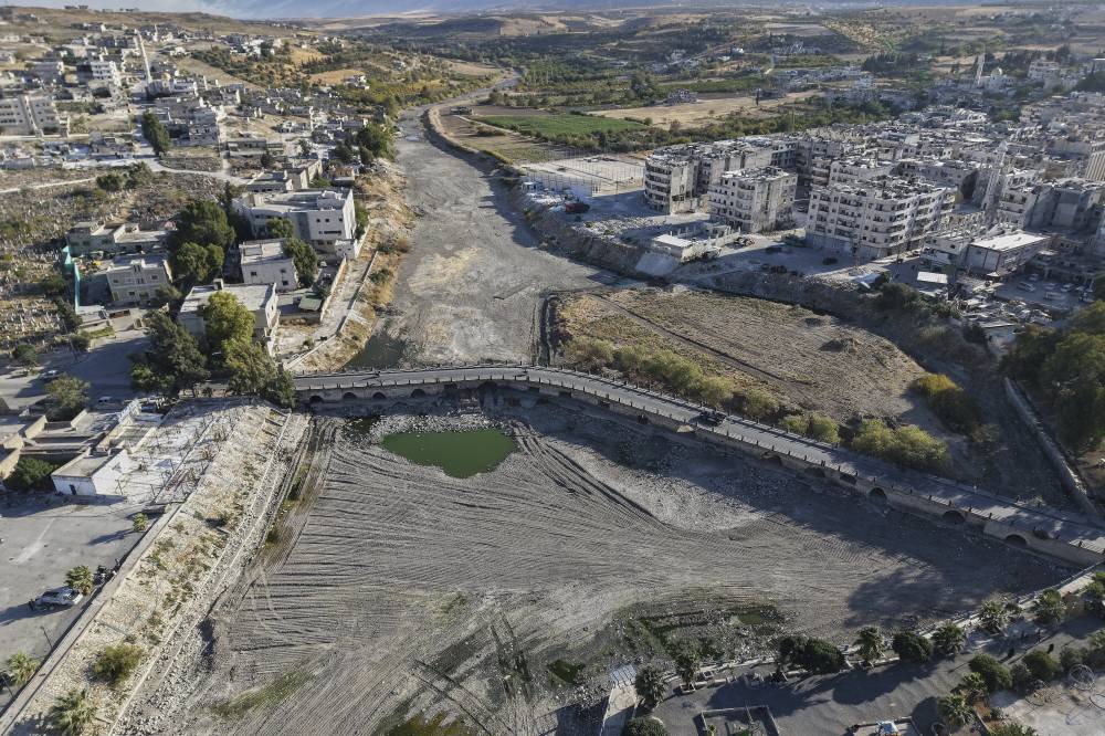 صورة من مسيرة تظهر جفاف نهر اورنتيس في جسر الشغور بمحاغففظة إدلب في غؤرب سوريا(أ.ب)
