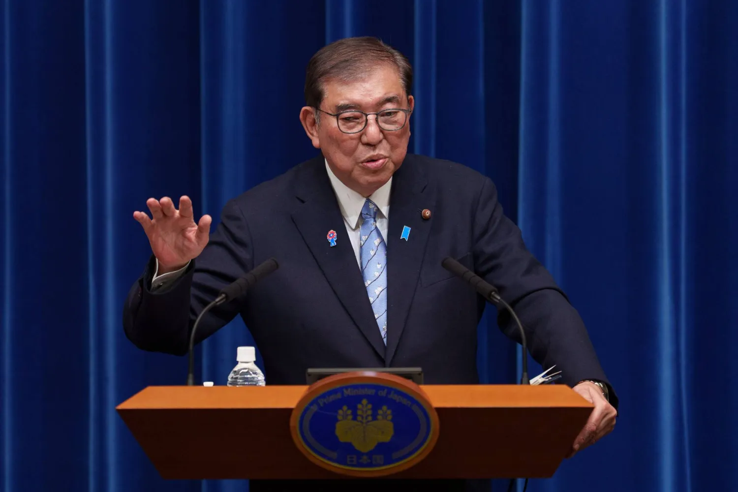 رئيس وزراء اليابان يقرر التنحي عن منصبه