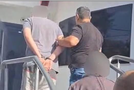 تقييد والد الطفلة واقتياده إلى مركز الشرطة
