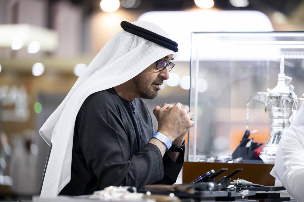 محمد بن زايد يرتدي السوار الرسمي