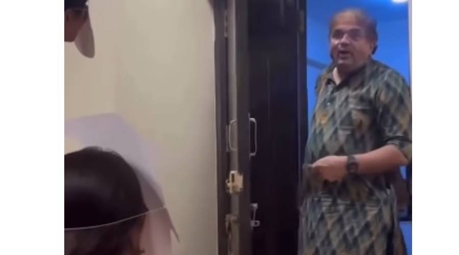 لحظة دخول الأب  المنزل والاحتفال به