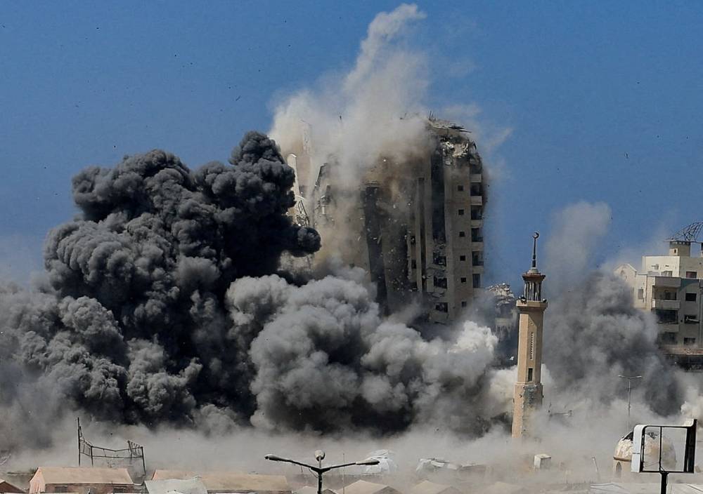 Smoke rises as a building is hit by an Israeli strike, in Gaza City, September 5, 2025. REUTERS/Dawoud Abu Alkas     TPX IMAGES OF THE DAY