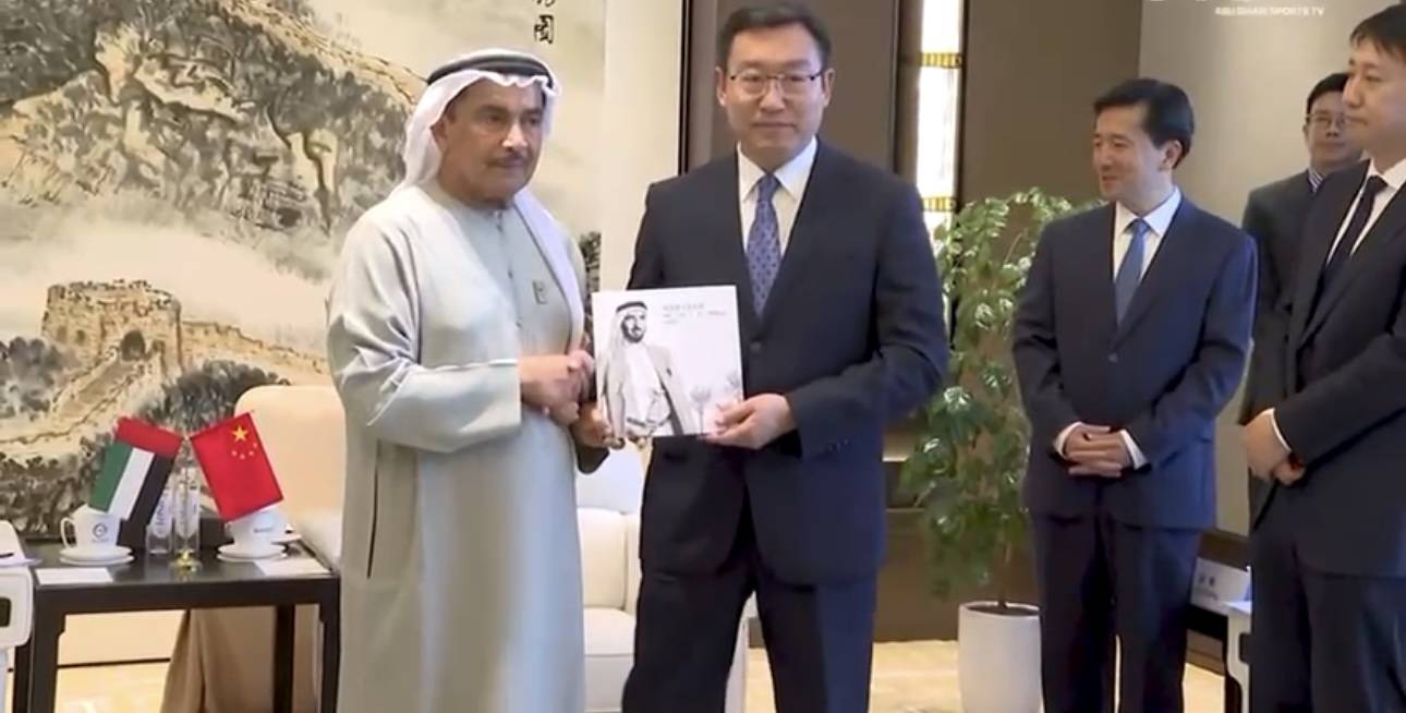 الكعبي يهدي كتاب زايد لأحد المنظمين من الصين