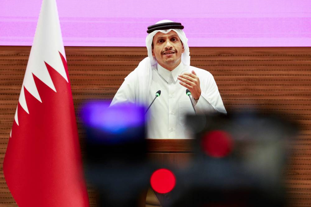 محمد بن عبدالرحمن آل ثاني يخاطب مؤتمراً صحفياً عقب الغارات الإسرائيلية على الدوحة (أ ف ب)