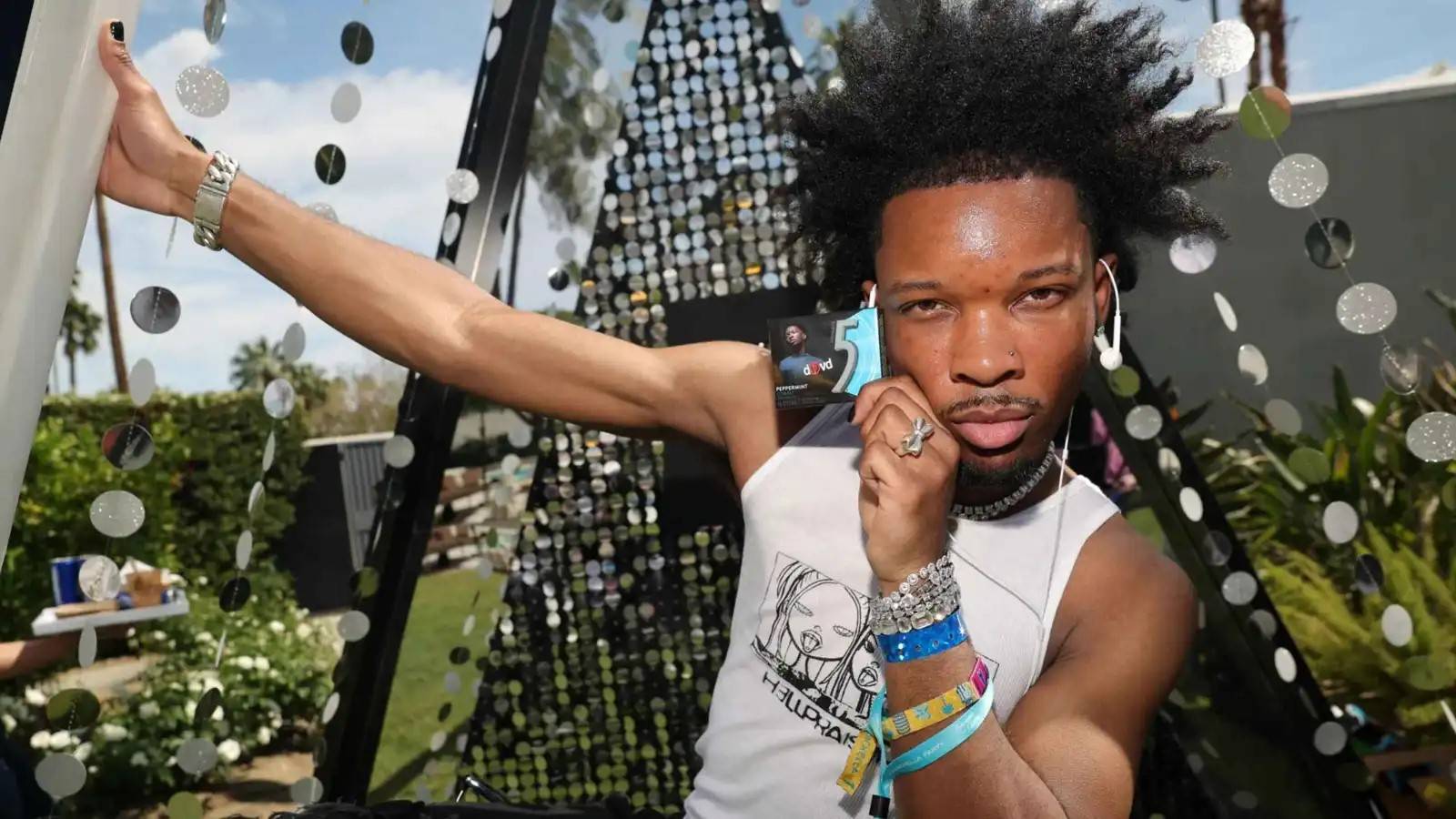 رائحة كريهة تكشف جثة متحللة في سيارة مغني راب في هوليوود