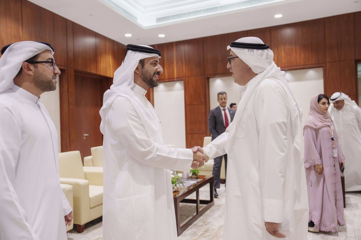 سلطان بن أحمد القاسمي يلتقي دبلوماسيين مشاركين في منتدى الاتصال الحكومي
