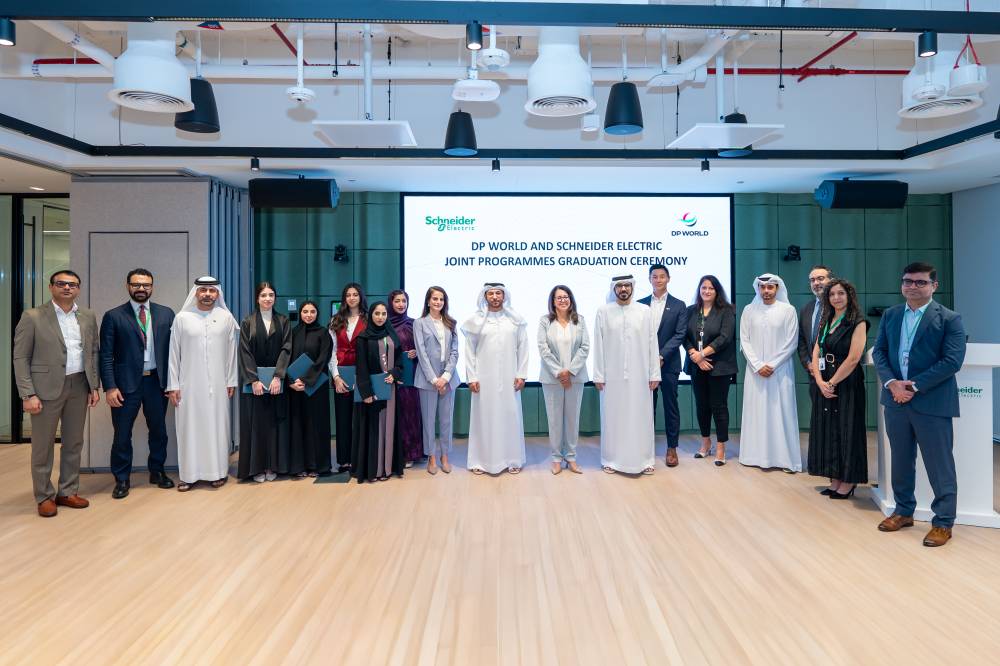 الشاذلي وبن دميثان يتوسطان المواطنين الخريجين