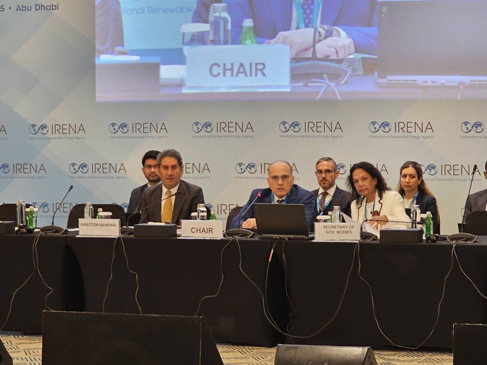 لاكاميرا وعدد من المسؤولين خلال الاجتماع