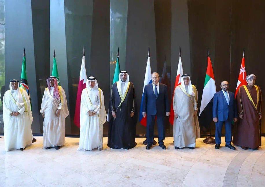 الإمارات تؤكد تعزيز التعاون الخليجي مع روسيا