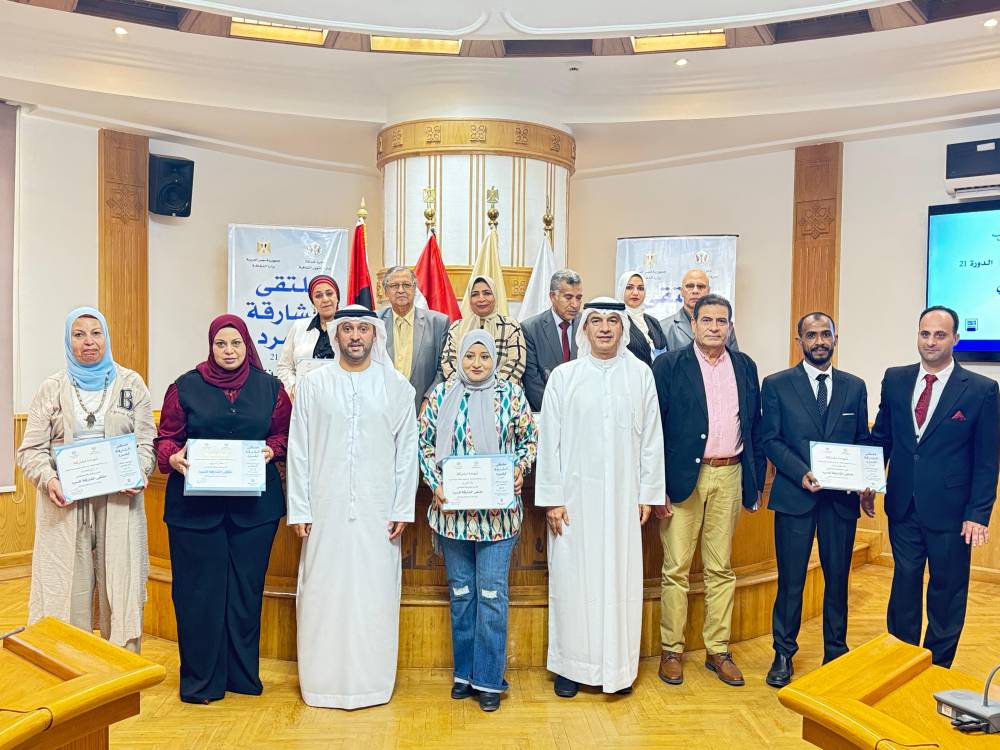 عبد الله العويس ومحمد القصير خلال تكريم بعض المشاركين في الملتقى 