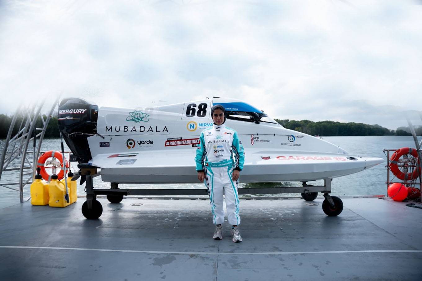 علياء عبدالسلام أمام زورقها