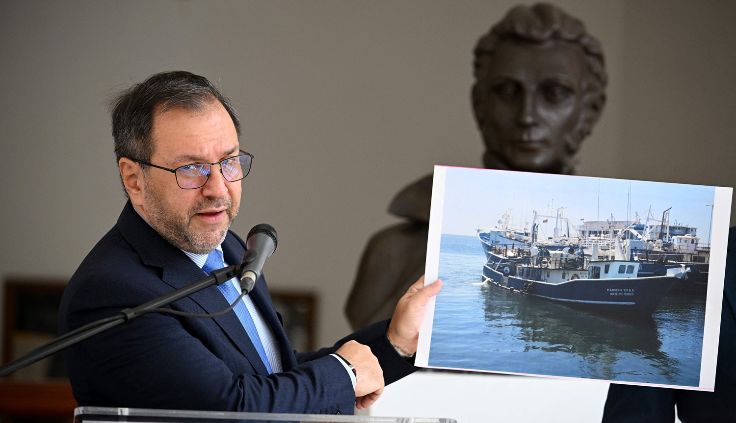 وزير خارجية فنزويلا يعرض صورة لقارب صيد خلال مؤتمر صحفي (أ.ف.ب)