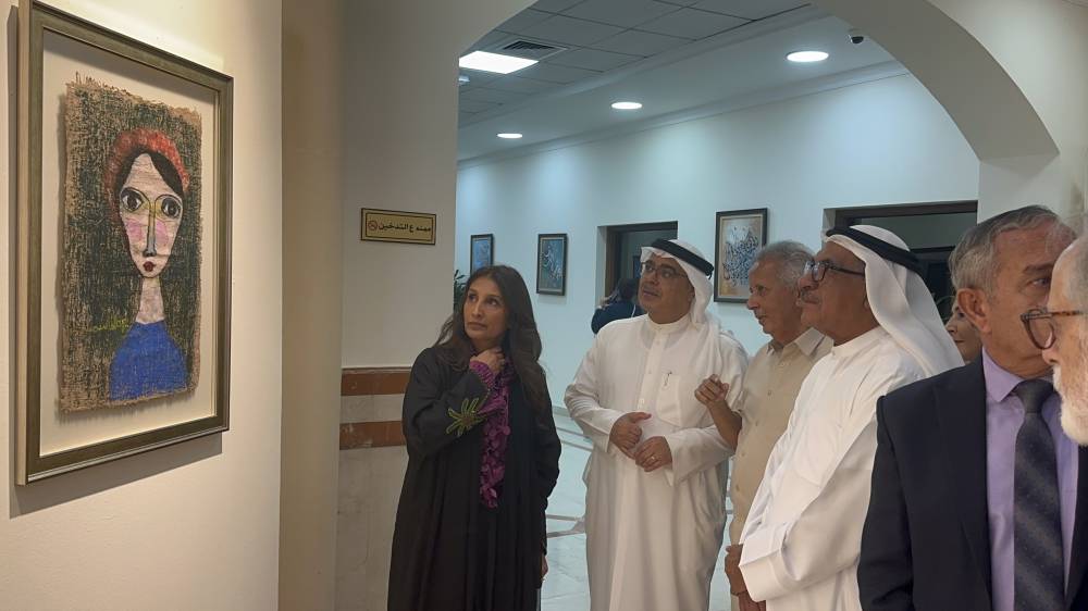 د.عبد العزيز المسلم ود.عمر عبد العزيز خلال جولة في المعرض