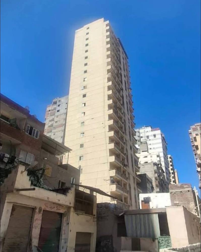عقار الإسكندرية المائل يهدد 200 أسرة.. إخلاء عاجل قبل كارثة وشيكة