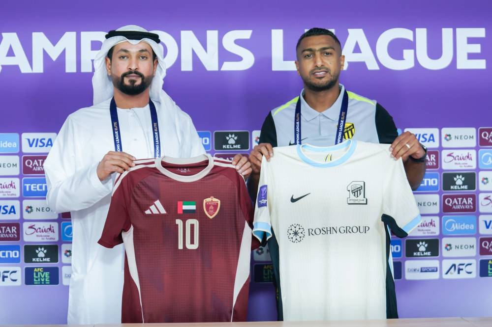 إداريا الوحدة والاتحاد يعرضان قميصي الفريقين في اللقاء