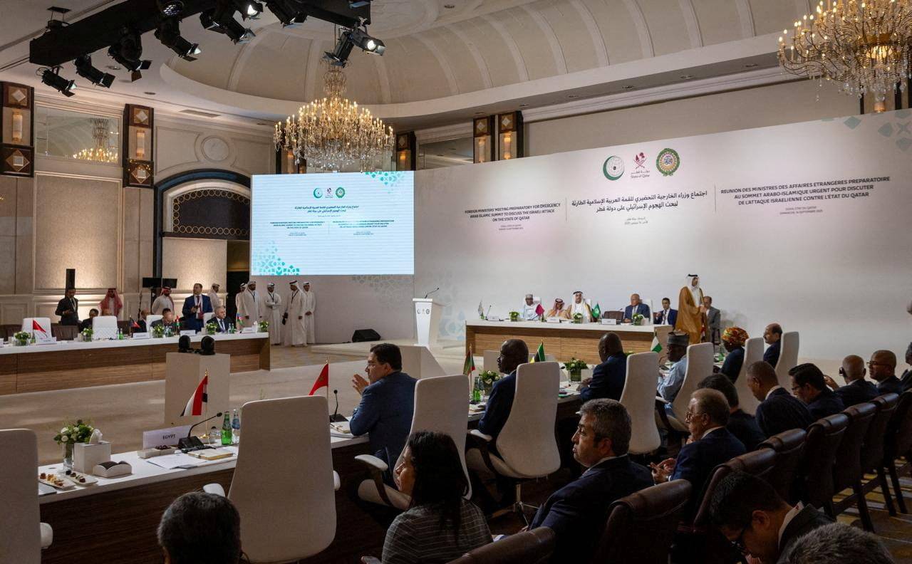 جانب من الاجتماع الوزاري التحضيري للقمة العربية الإسلامية الطارئة في الدوحة (رويترز)