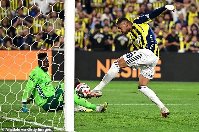 النصيري يهز شباك أونانا