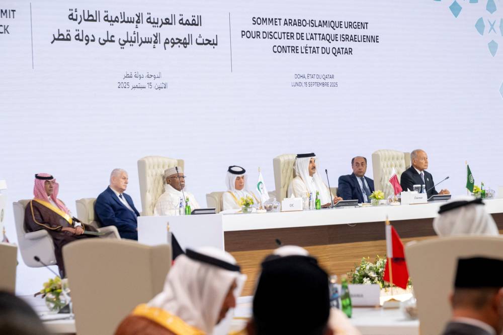 أمير قطر والأمين العام للجامعة العربية والأمين العام لمنظمة التعاون الإسلامي خلال الجلسة الافتتاحية (رويترز)