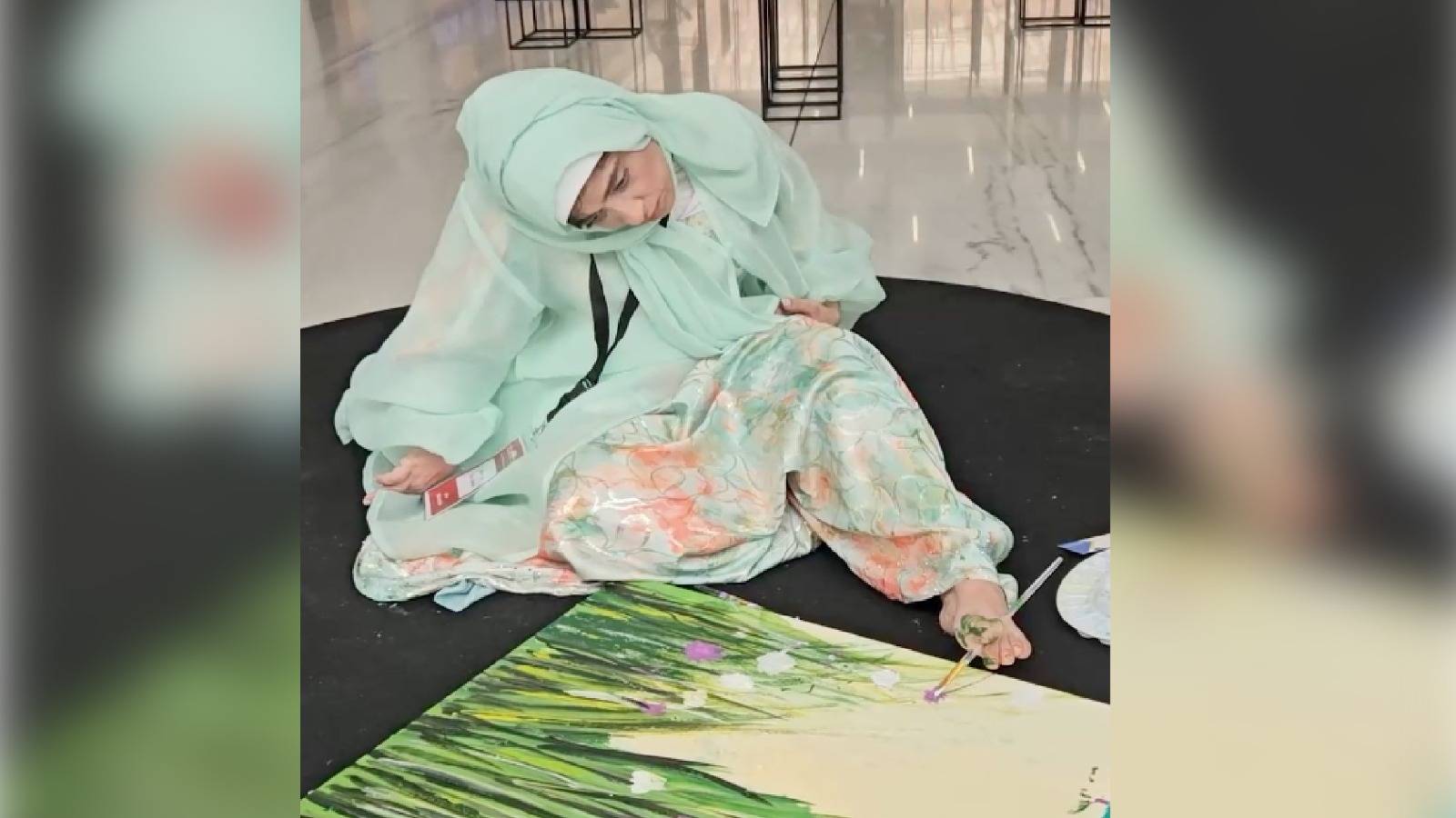 بريشة القدم.. فنانة إماراتية تتحدى الشلل الدماغي (فيديو)