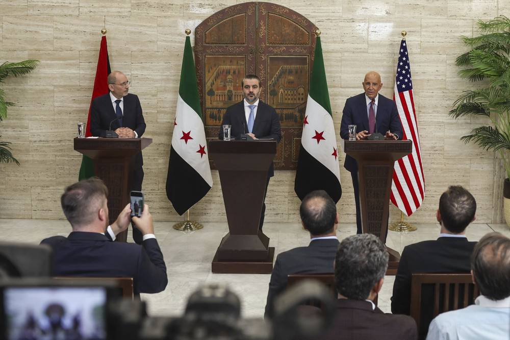 
بارك يتحدث خلال مؤتمر صحفي مشترك مع الصفدي والشيباني(أ ب ) 