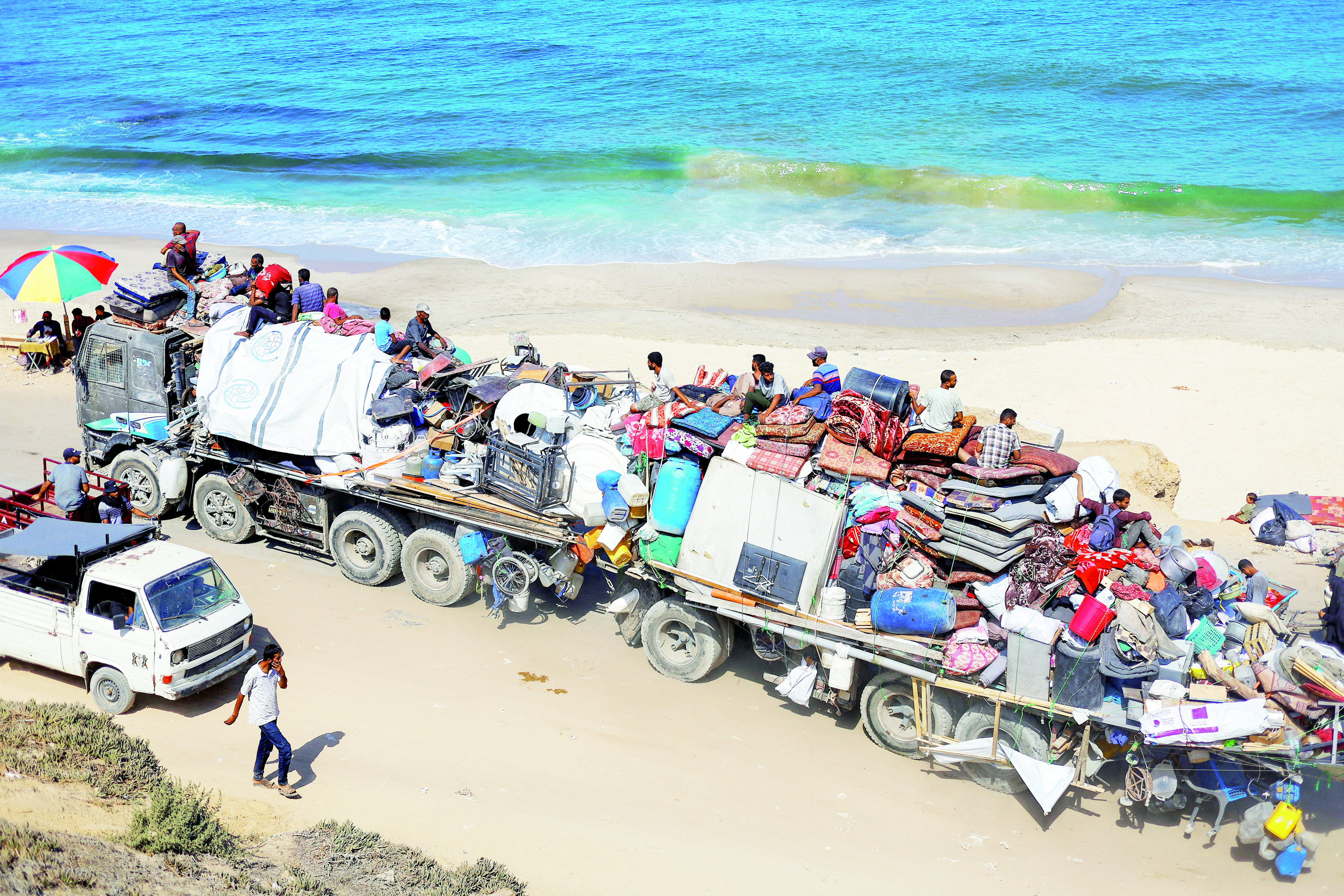 رتل طويل من النازحين من شمال غزة يتجه نحو الجنوب 