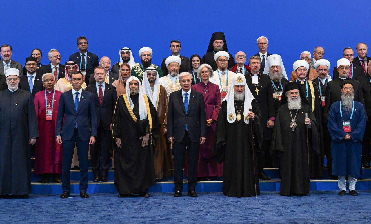 رئيس كازاخستان وقادة الأديان في صورة جماعية خلال افتتاح المؤتمر (الخليج)